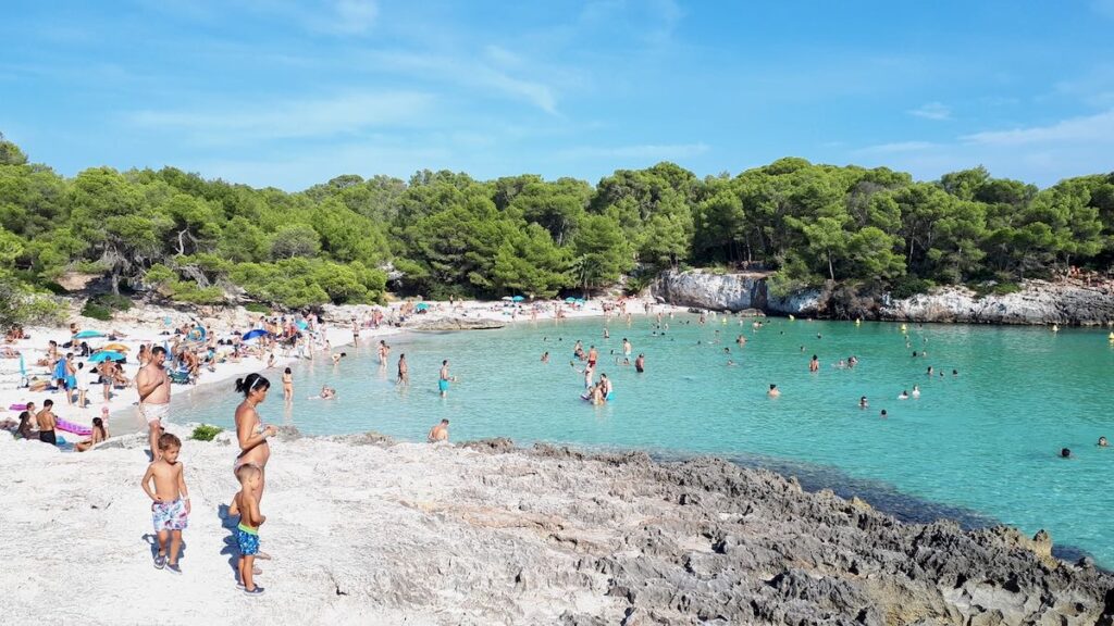 cala turqueta minorca acqua turchese scogli