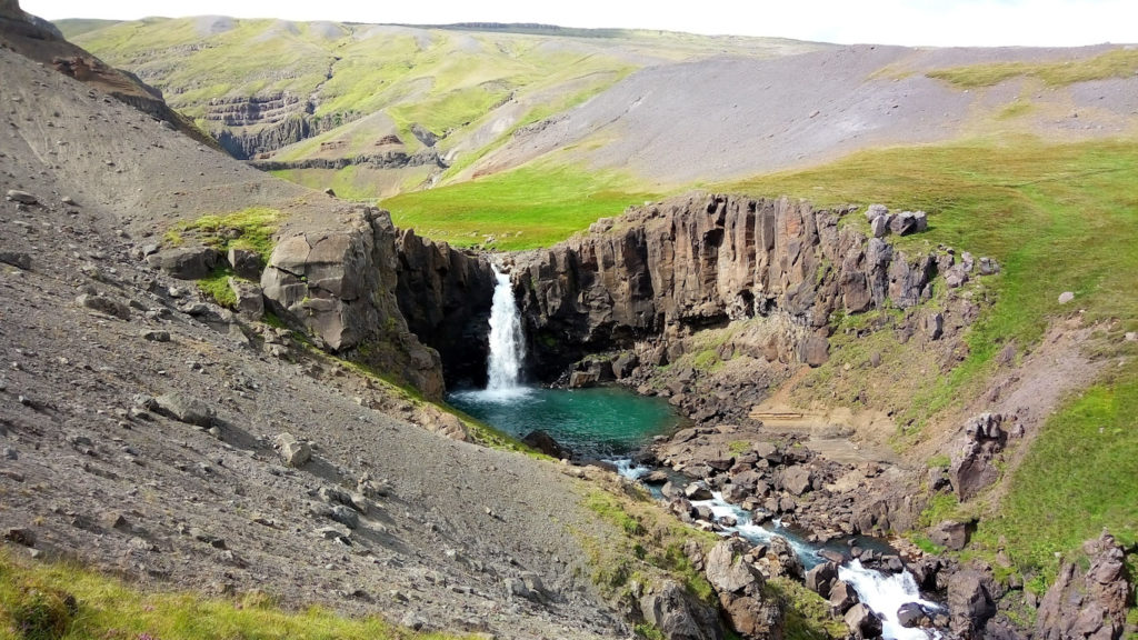 Cascata lungo la strada 933 in Islanda