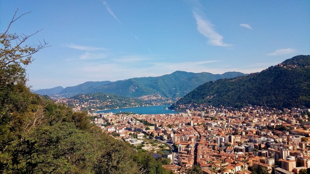 Como incastonata tra monti e lago
