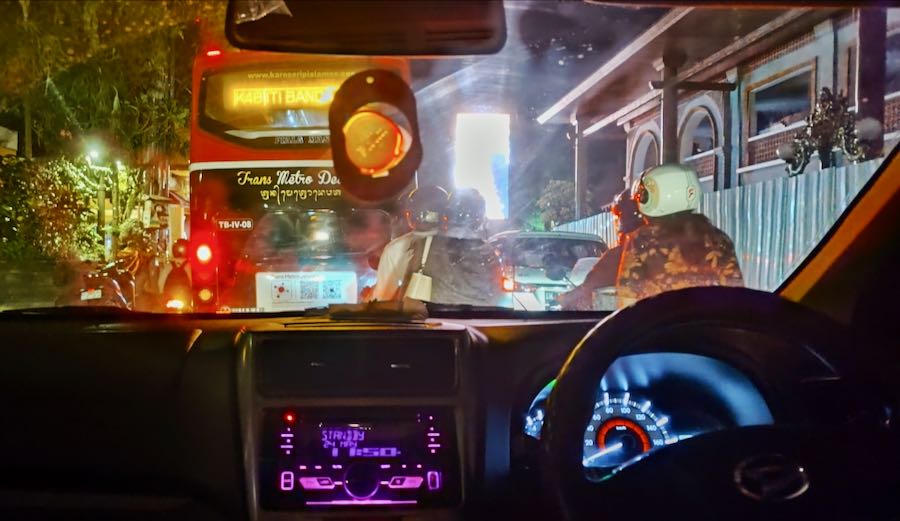 Driver di Grab a Bali mentre andiamo a Ubud