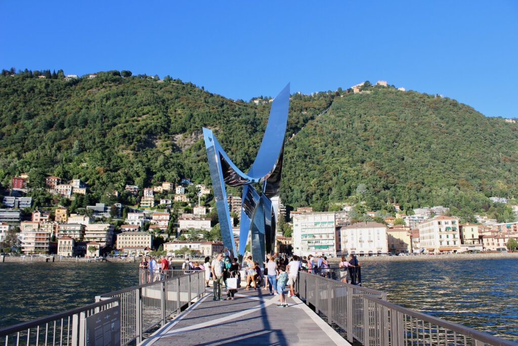 Life Electric, Monumento a Como
