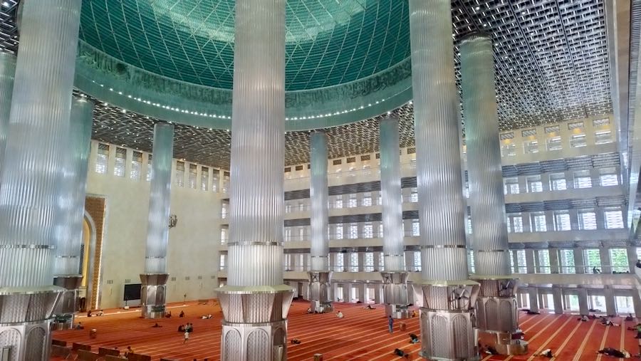 Moschea Isqitlal Jakarta Interno