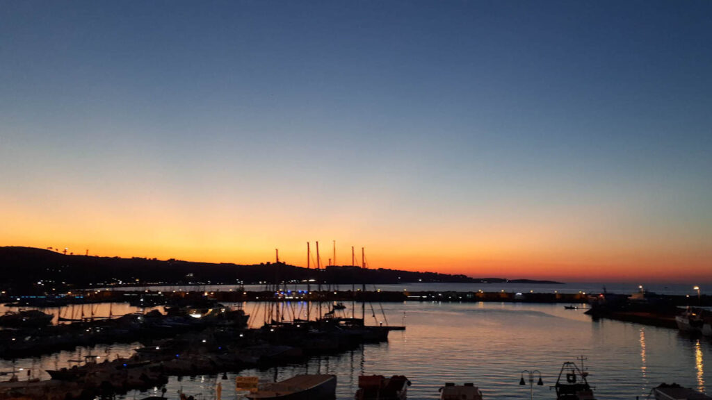 Porto turistico di Vieste al tramonto