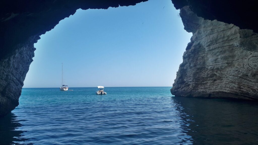 Spiaggetta in una Grotta vicino a Vieste
