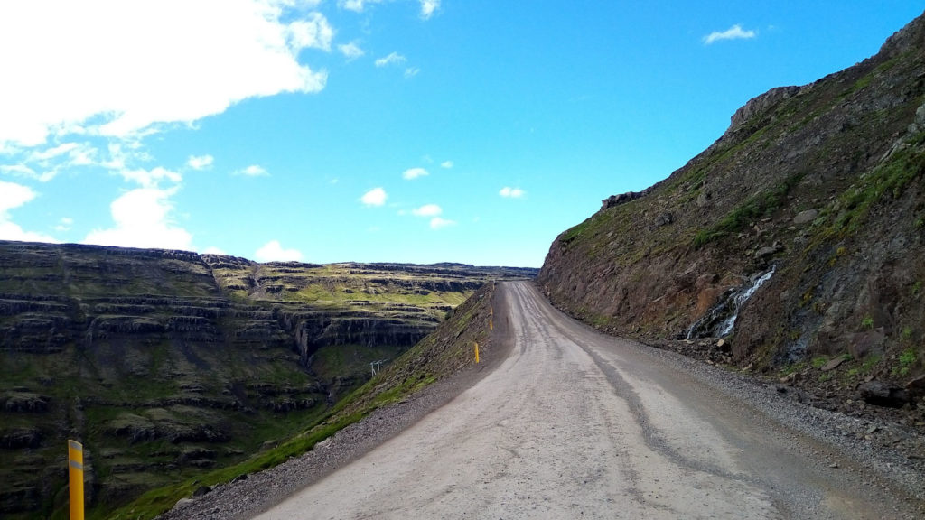 Strada 939 in Islanda. Burrone.